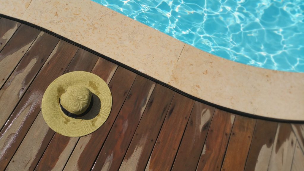 La terrasse mobile : ne plus choisir entre terrasse et piscine !